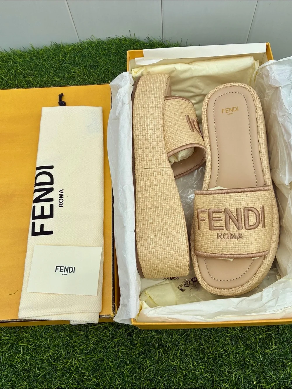 FENDI SUNSHINE NATURAL RAFFIA PLATFORM SLIDE SANDALS EMBROIDERED LOGO SZ 40 NEW